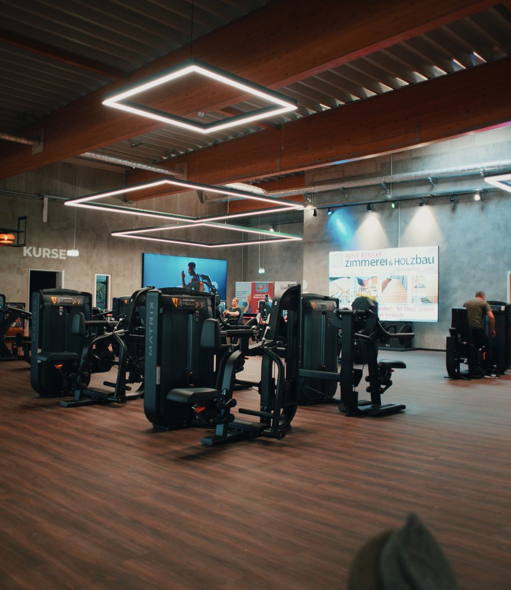 Trainingsfläche eines Studios, Blick über die Geräte
